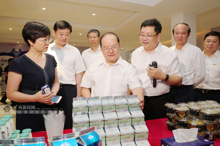 自治區(qū)黨委書記、自治區(qū)人大常委會主任鹿心社率全區(qū)年中工作會議代表蒞臨皇氏集團觀摩考察