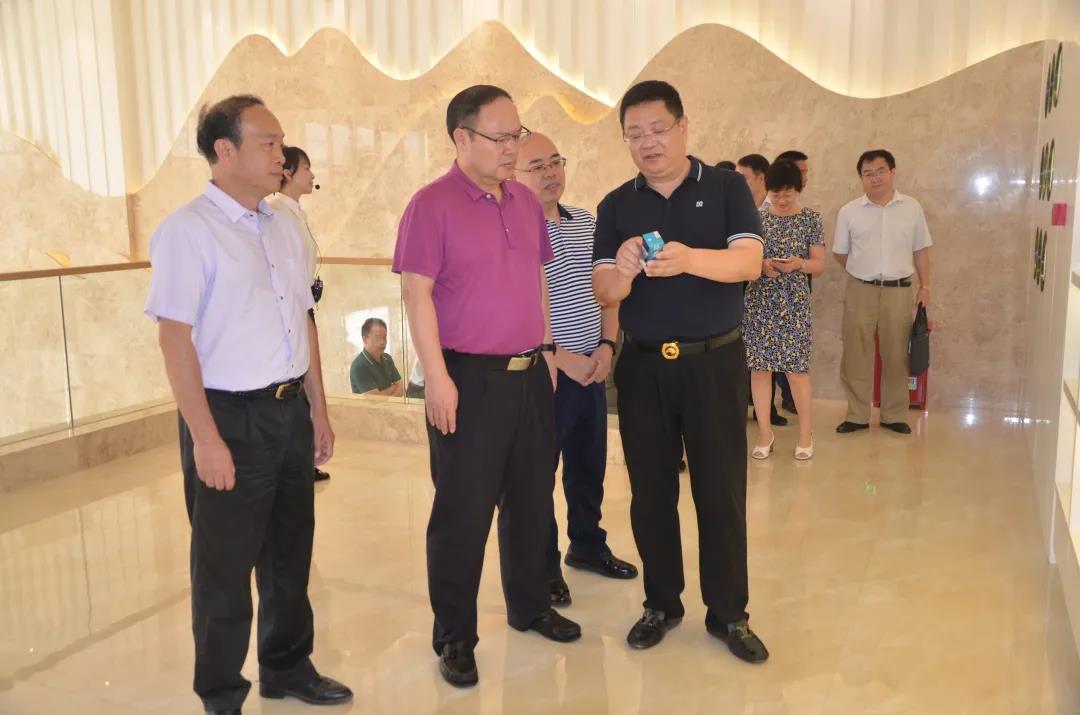 廣西科技廳黨組書記、廳長曹坤華率調(diào)研組蒞臨皇氏集團(tuán)開展科技創(chuàng)新支撐奶水牛產(chǎn)業(yè)高質(zhì)量發(fā)展調(diào)研