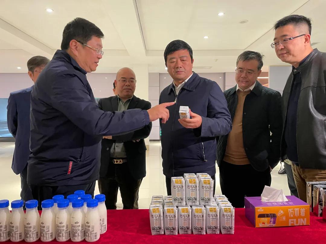 廣西壯族自治區(qū)副主席、黨組成員方春明率調(diào)研組一行蒞臨皇氏集團開展水牛奶產(chǎn)業(yè)深入調(diào)研
