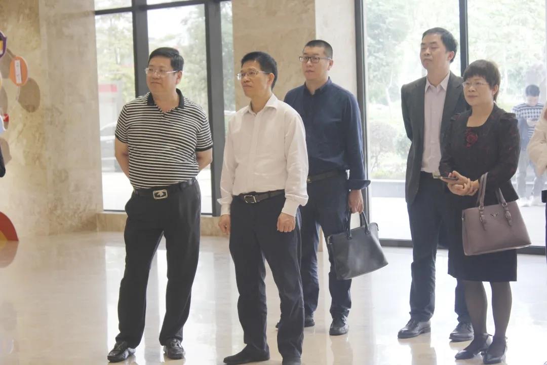 校企合作譜新篇，互利共贏謀發(fā)展 | 廣西大學(xué)寧旭初總會(huì)計(jì)師一行蒞臨皇氏集團(tuán)交流指導(dǎo)