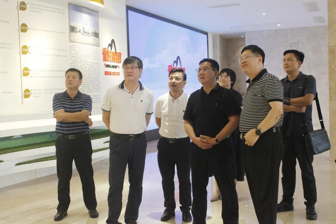 大理州人民政府黨組成員、一級巡視員吉向陽率考察組蒞臨皇氏集團(tuán)考察調(diào)研