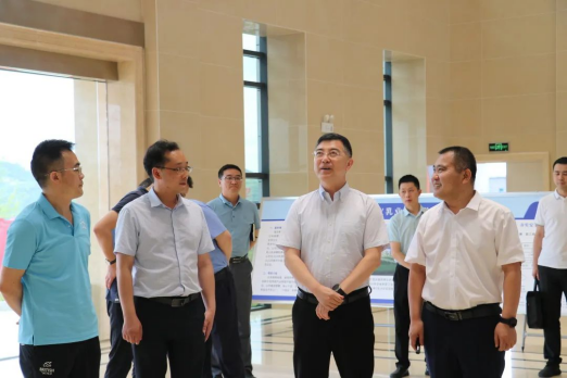 遵義市委常委、市政府副市長(zhǎng)王龍一行蒞臨皇氏集團(tuán)遵義乳業(yè)調(diào)研指導(dǎo)