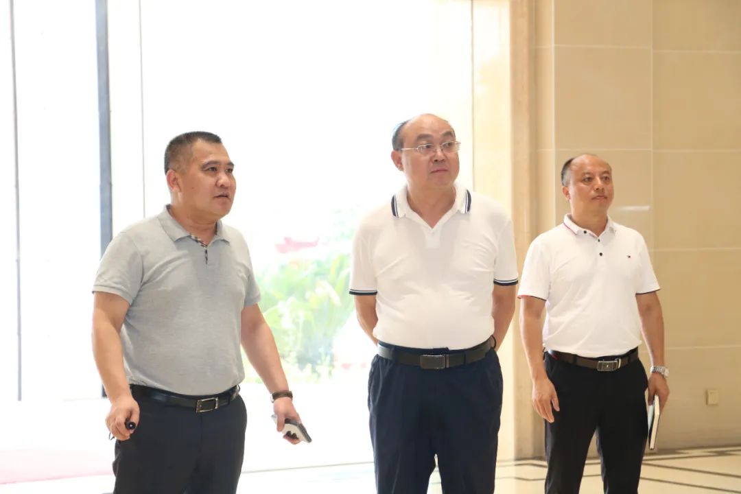 遵義市委統(tǒng)戰(zhàn)部副部長、市工商聯(lián)黨組書記吳疆蒞臨皇氏集團遵義乳業(yè)調(diào)研指導