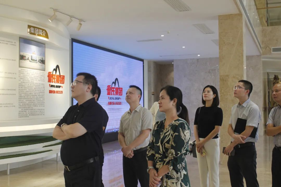 南寧金融集團(tuán)黨委書記、董事長關(guān)俊一行蒞臨皇氏集團(tuán)參觀交流