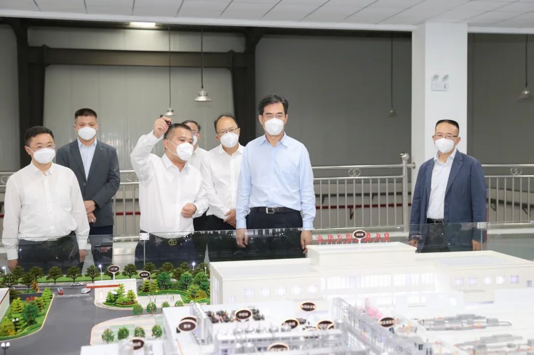 貴州省委副書記、省長李炳軍到皇氏集團遵義乳業(yè)有限公司調(diào)研